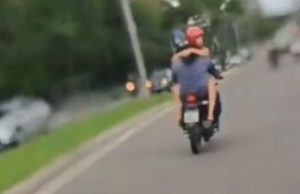 Vídeo: motociclista leva mulher no colo e faz manobras perigosas em ManausO fato aconteceu na avenida Governador José Lindoso, popularmente conhecida como “avenida das Torres”. motociclista leva mulher no colo e faz manobras perigosas em Manaus