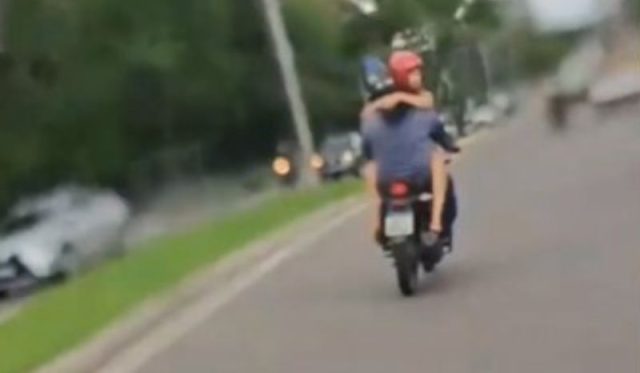 motociclista leva mulher no colo e faz manobras perigosas em Manaus