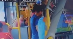 PÂNICO NO ÔNIBUS: assalto termina com homem baleado em Manaus PÂNICO NO ÔNIBUS: assalto termina com homem baleado em Manaus