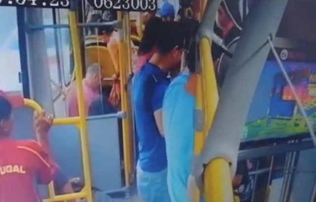 PÂNICO NO ÔNIBUS: assalto termina com homem baleado em Manaus