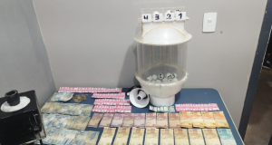 PC-AM desarticula grupo que vendia loteria não autorizada e fraudava ganhadores em Novo AirãoNove integrantes do grupo foram detidos, entre eles vendedores e gerentes da loteria. PC-AM desarticula grupo que vendia loteria não autorizada e fraudava ganhadores em Novo Airão