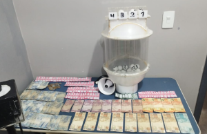 PC-AM desarticula grupo que vendia loteria não autorizada e fraudava ganhadores em Novo AirãoNove integrantes do grupo foram detidos, entre eles vendedores e gerentes da loteria. PC-AM desarticula grupo que vendia loteria não autorizada e fraudava ganhadores em Novo Airão