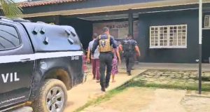 Pai e madrasta são presos por manter filho de 10 anos em cárcere privado e maus-tratosOs policiais encontraram a criança trancada em uma casa de cachorro. Pai e madrasta são presos por manter filho de 10 anos em cárcere privado e maus-tratos