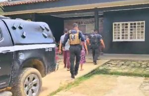 Pai e madrasta são presos por manter filho de 10 anos em cárcere privado e maus-tratosOs policiais encontraram a criança trancada em uma casa de cachorro. Pai e madrasta são presos por manter filho de 10 anos em cárcere privado e maus-tratos