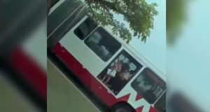 Passageiros pulam de ônibus em movimento para fugir de assalto em Manaus Passageiros pulam de ônibus em movimento para fugir de assalto em Manaus