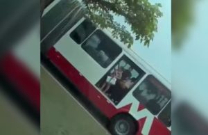 Passageiros pulam de ônibus em movimento para fugir de assalto em Manaus Passageiros pulam de ônibus em movimento para fugir de assalto em Manaus