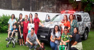 Polícia Militar leva cães terapeutas para alegrar pacientes neurológicos em Manaus Polícia Militar leva cães terapeutas para alegrar pacientes neurológicos em Manaus