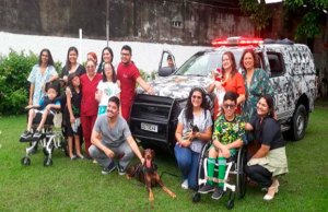 Polícia Militar leva cães terapeutas para alegrar pacientes neurológicos em Manaus Polícia Militar leva cães terapeutas para alegrar pacientes neurológicos em Manaus