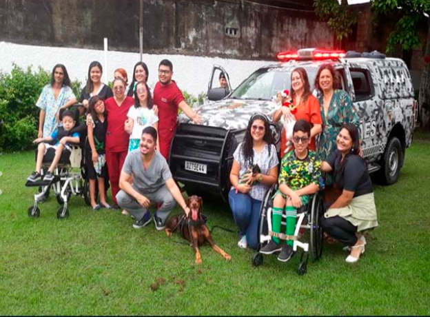 Polícia Militar leva cães terapeutas para alegrar pacientes neurológicos em Manaus