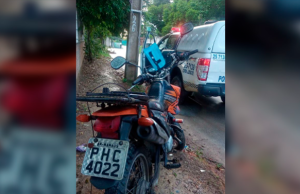 Polícia Militar recupera motocicleta roubada em Manaus A PM do Amazonas encontrou uma motocicleta abandonada na zona leste da capital e a devolveu ao dono. Polícia Militar recupera motocicleta roubada em Manaus