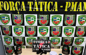 Polícia apreende simulacro e entorpecentes no Santo AgostinhoA equipe da Força Tática realizava incursão no bairro Santo Agostinho quando visualizaram quatro pessoas em atitude suspeita. Polícia apreende simulacro e entorpecentes no Santo Agostinho