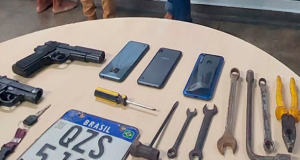 Polícia prende trio por roubo de moto no Coroado Polícia prende trio por roubo de moto no Coroado