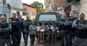 Policiais do Espírito Santo fazem surpresa para garotinha que fazia aniversário; confira no vídeoBolo, refrigerante e parabéns: policiais tornam dia de menina inesquecível Policiais do Espírito Santo fazem surpresa para garotinha que fazia aniversário