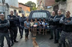 Policiais do Espírito Santo fazem surpresa para garotinha que fazia aniversário; confira no vídeoBolo, refrigerante e parabéns: policiais tornam dia de menina inesquecível Policiais do Espírito Santo fazem surpresa para garotinha que fazia aniversário
