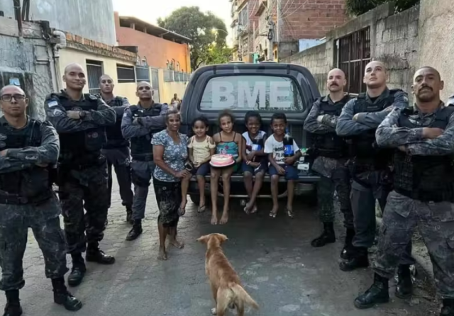 Policiais do Espírito Santo fazem surpresa para garotinha que fazia aniversário Policiais do Espírito Santo fazem surpresa para garotinha que fazia aniversário