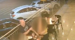 Policial Civil é preso após agredir mulher e atirar contra delegada em barConfira o vídeo. Policial Civil é preso após agredir mulher e atirar contra delegada em bar