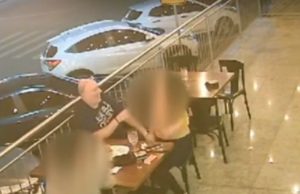 Policial Civil é preso após agredir mulher e atirar contra delegada em barConfira o vídeo. Policial Civil é preso após agredir mulher e atirar contra delegada em bar