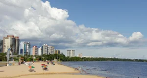 Praia da Ponta Negra é liberada para banho após subida do Rio NegroA praia estava interditada desde o dia 2 de outubro. Praia da Ponta Negra é liberada para banho após subida do Rio Negro