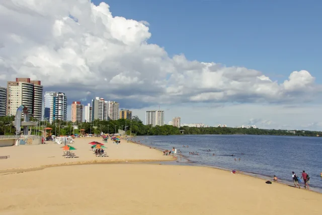 Praia da Ponta Negra é liberada para banho após subida do Rio Negro