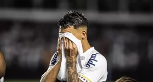 Santos é rebaixado para a Série B pela primeira vez em sua história Santos é rebaixado para a Série B pela primeira vez em sua história