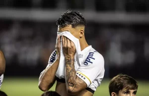Santos é rebaixado para a Série B pela primeira vez em sua história Santos é rebaixado para a Série B pela primeira vez em sua história