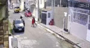 Sequestrada em Manaus, mulher é liberada após divulgação de vídeoA vítima foi deixada no bairro Nova Cidade e encaminhada para a delegacia. Confira o vídeo. Sequestrada em Manaus, mulher é liberada após divulgação de vídeo