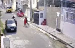 Sequestrada em Manaus, mulher é liberada após divulgação de vídeoA vítima foi deixada no bairro Nova Cidade e encaminhada para a delegacia. Confira o vídeo. Sequestrada em Manaus, mulher é liberada após divulgação de vídeo