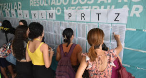 UEA divulga resultados do Vestibular 2023, acesso 2024, e SISCandidatos receberam a notícia da aprovação na sede da Reitoria da UEA UEA divulga resultados do Vestibular 2023, acesso 2024, e SIS