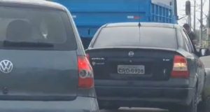 Vídeo: acidente grave entre caçamba e carro causa congestionamento em Manaus Vídeo: acidente grave entre caçamba e carro causa congestionamento em Manaus