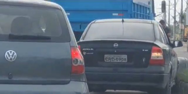 Vídeo: acidente grave entre caçamba e carro causa congestionamento em Manaus