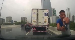 Vídeo: assalto a mão armada em viaduto de Recife é registrado em vídeo Video: assalto a mão armada em viaduto de Recife é registrado em vídeo