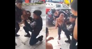 Vídeo: bebê de 8 meses é salva por policiais militares após engasgar com açaí e farinhaAo perceberem a situação, dois policiais militares que faziam patrulhamento na área foram abordados por um familiar da criança. Vídeo: bebê de 8 meses é salva por policiais militares após engasgar com açaí e farinha