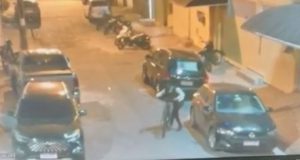 Video: câmera flagra assassinato de pré-candidato a prefeito de GuarujáO assassino chegou de bicicleta. Video: câmera flagra assassinato de pré-candidato a prefeito de Guarujá