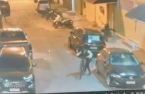 Video: câmera flagra assassinato de pré-candidato a prefeito de GuarujáO assassino chegou de bicicleta. Video: câmera flagra assassinato de pré-candidato a prefeito de Guarujá