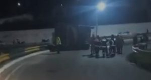 Vídeo: caminhão caçamba capota na zona Norte de Manaus Vídeo: caminhão caçamba capota na zona Norte de Manaus