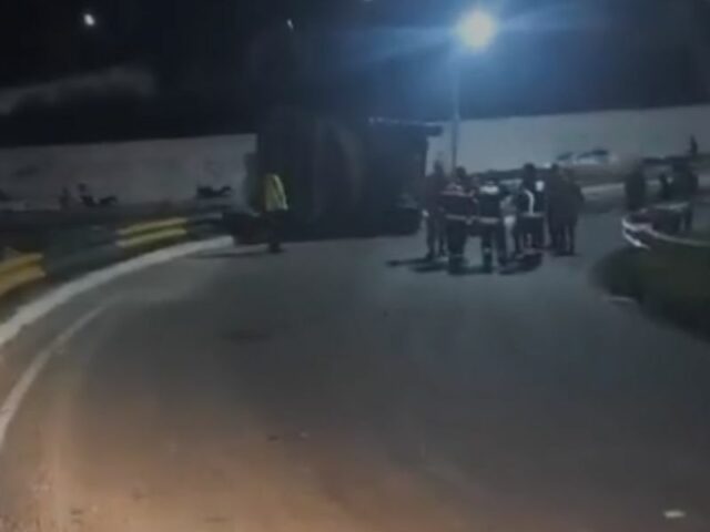 Vídeo: caminhão caçamba capota na zona Norte de Manaus