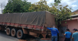 Vídeo: carreta desgovernada invade casa com idosos em ManausNinguém ficou ferido, mas residência sofreu danos. Vídeo: carreta desgovernada invade casa com idosos em Manaus
