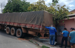 Vídeo: carreta desgovernada invade casa com idosos em Manaus Vídeo: carreta desgovernada invade casa com idosos em Manaus