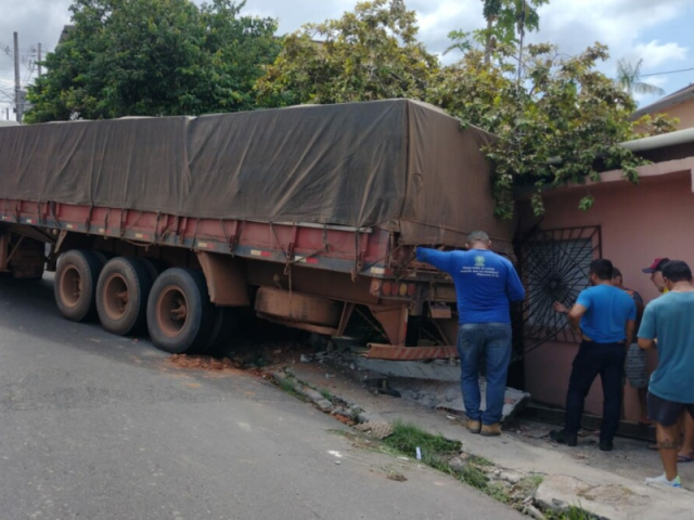 Vídeo: carreta desgovernada invade casa com idosos em Manaus