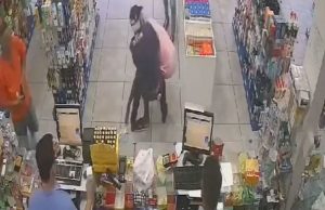 Vídeo: idoso de 81 anos imobiliza assaltante e salva dinheiro Vídeo: idoso de 81 anos imobiliza assaltante e salva dinheiro