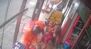 Vídeo mostra assalto a mercado em Manaus: vítimas se desesperam e criminosos levam joiasImagens de câmeras de segurança registraram o momento em que duas vítimas foram assaltadas em um mercadinho. Vídeo mostra assalto a mercado em Manaus: vítimas se desesperam e criminosos levam joias