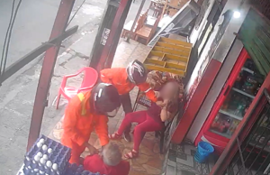 Vídeo mostra assalto a mercado em Manaus: vítimas se desesperam e criminosos levam joiasImagens de câmeras de segurança registraram o momento em que duas vítimas foram assaltadas em um mercadinho. Vídeo mostra assalto a mercado em Manaus: vítimas se desesperam e criminosos levam joias