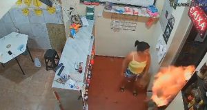 Vídeo: mulher toca fogo no próprio marido dentro de peixariaVítima foi socorrida em estado grave. Vídeo: mulher toca fogo no próprio marido dentro de peixaria