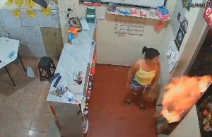 Vídeo: mulher toca fogo no próprio marido dentro de peixariaVítima foi socorrida em estado grave. Vídeo: mulher toca fogo no próprio marido dentro de peixaria