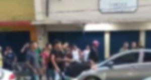 Vídeo: população lincha assaltante no centro de Manaus Vídeo: população lincha assaltante no centro de Manaus
