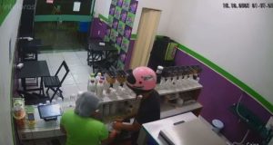 Vídeo: assalto à loja de açaí em ManausHomem se passa por cliente e rende funcionária. Vídeo: assalto à loja de açaí em Manaus