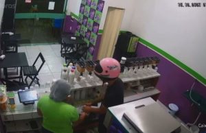 Vídeo: assalto à loja de açaí em ManausHomem se passa por cliente e rende funcionária. Vídeo: assalto à loja de açaí em Manaus