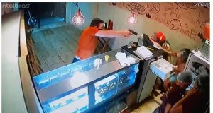Vídeo: cliente armado impede assalto a lanchonete e mata um dos criminososA dupla já chega no local recolhendo os pertences do cliente e o dinheiro do caixa da lanchonete. Vídeo: cliente armado impede assalto a lanchonete e mata um dos criminosos