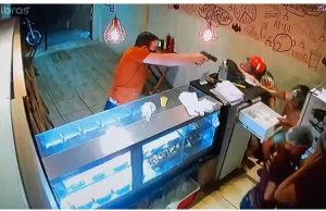 Vídeo: cliente armado impede assalto a lanchonete e mata um dos criminososA dupla já chega no local recolhendo os pertences do cliente e o dinheiro do caixa da lanchonete. Vídeo: cliente armado impede assalto a lanchonete e mata um dos criminosos