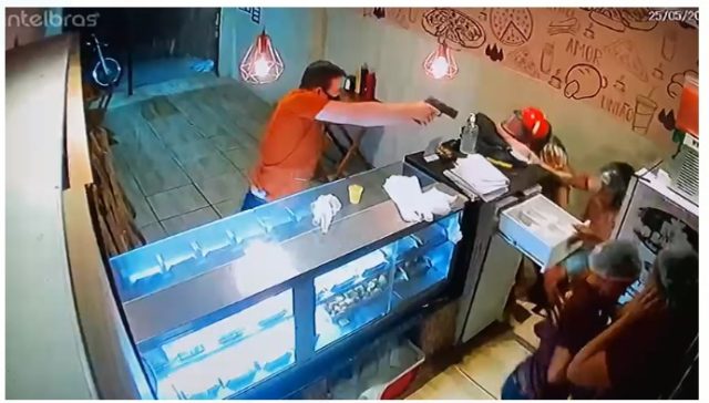 Vídeocliente armado impede assalto a lanchonete e mata um dos criminosos Vídeo: cliente armado impede assalto a lanchonete e mata um dos criminosos